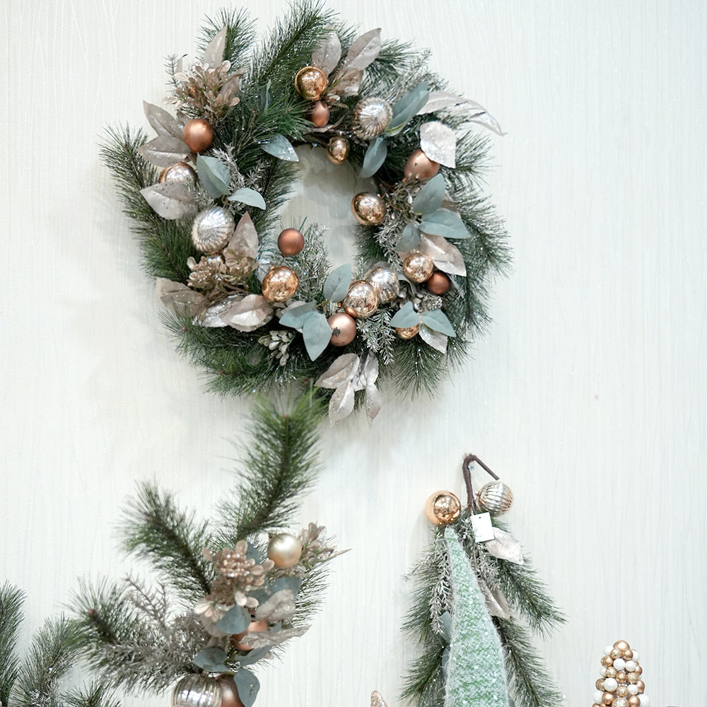 Hot Sale Faux Grass Artificial Christmas Wreath With Plastic Christmas Ball Decorative Flowers Wreaths For Christmas Decorations