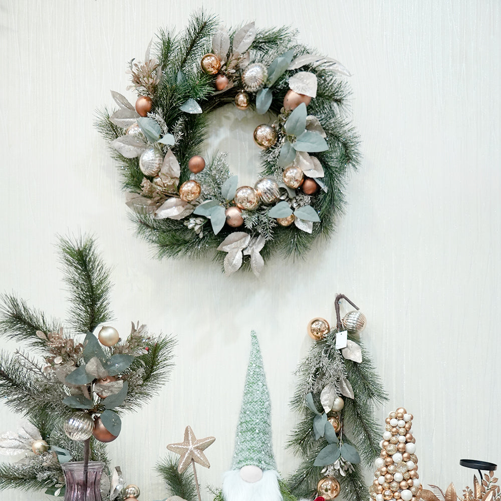 Hot Sale Faux Grass Artificial Christmas Wreath With Plastic Christmas Ball Decorative Flowers Wreaths For Christmas Decorations